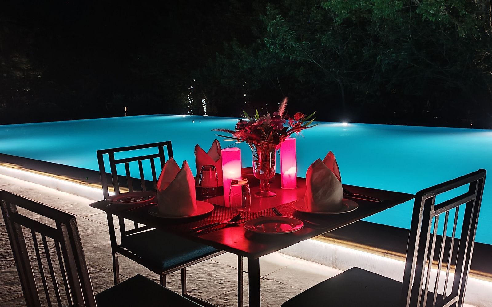 Poolside Dining 4